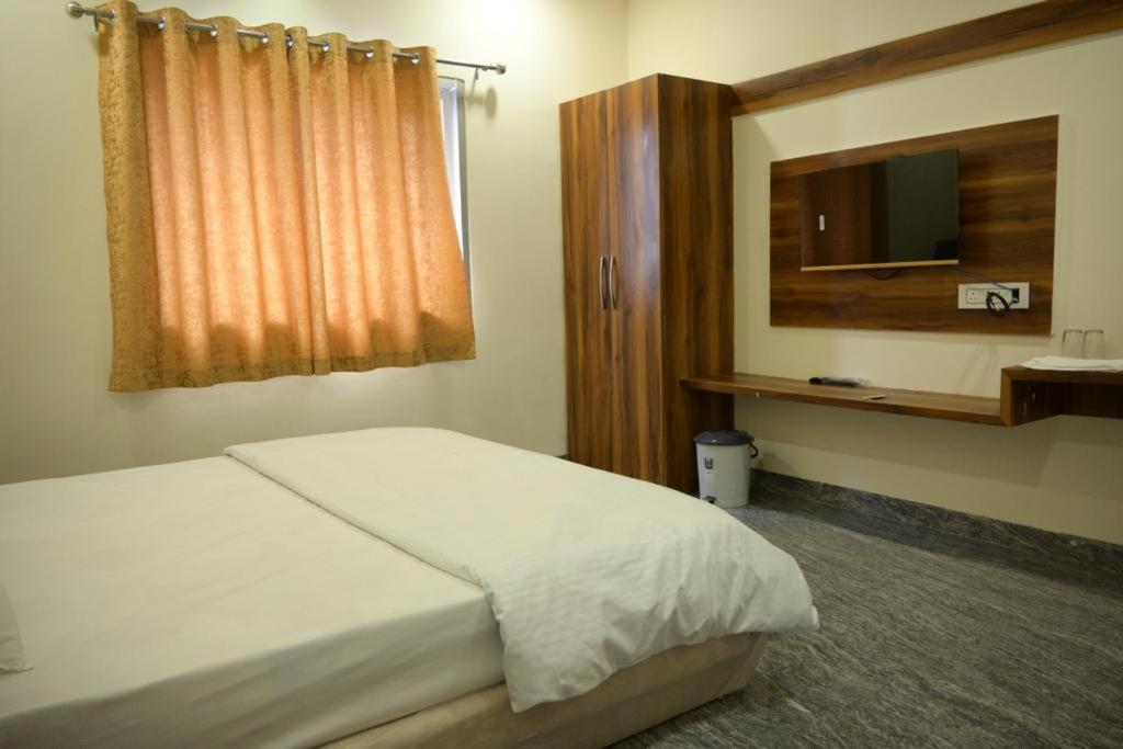 Hotel Anand Ujjain Esterno foto